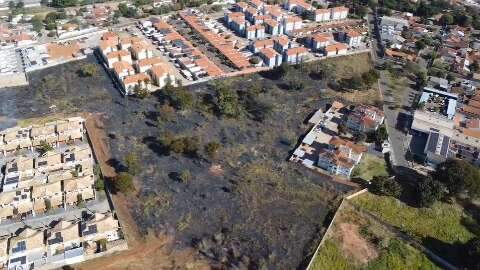 Inc&ecirc;ndio acaba com vegeta&ccedil;&atilde;o e fuma&ccedil;a toma conta de bairro