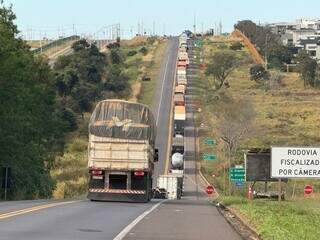 BR-163: obra de viaduto gera congestionamento na sa&iacute;da para Cuiab&aacute;