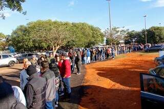 Moradores enfrentam frio e fila desde a madrugada por serviços gratuitos Moradores enfrentam frio e fila desde a madrugada por serviços gratuitos
