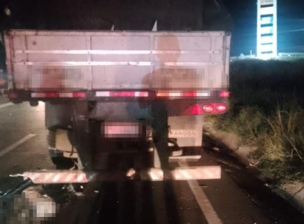 Motociclista morre ao colidir com carreta parada na divisa entre MS e SP