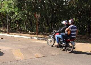 Mais um motociclista rampa quebra-molas e moradores alertam para perigo