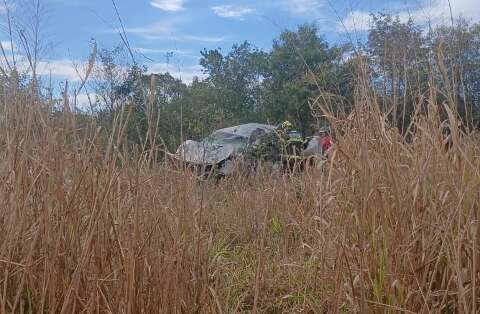 Motorista morre preso &agrave;s ferragens ap&oacute;s caminhonete capotar na MS-040
