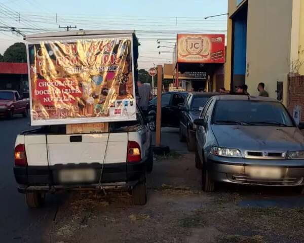 Oficina usa cal&ccedil;ada como estacionamento e moradores precisam andar na rua