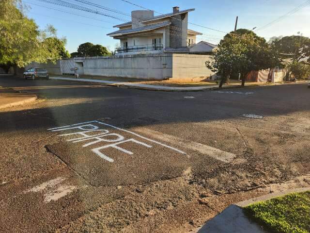 Cansada de acidentes, moradora improvisa pintura em cruzamento perigoso
