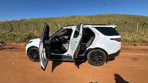 Bandidos armados invadem condom&iacute;nio, fazem ref&eacute;ns e roubam Range Rover
