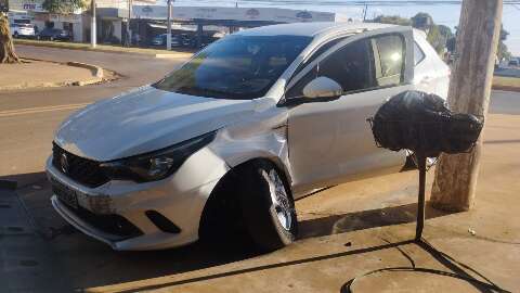 Motorista foge da PRF por 30 km e s&oacute; para ao bater em poste