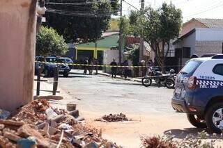 Atiradores encapuzados disparam 12 vezes contra dupla no Jardim Nhanh&aacute;