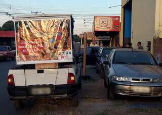 Oficina usa cal&ccedil;ada como estacionamento e moradores precisam andar na rua
