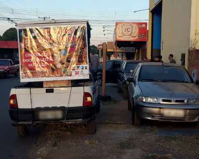 Oficina usa cal&ccedil;ada como estacionamento e moradores precisam andar na rua