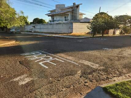 Cansada de acidentes, moradora improvisa pintura em cruzamento perigoso
