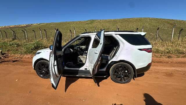 Ladr&otilde;es armados invadem condom&iacute;nio, fazem ref&eacute;ns e roubam Range Rover