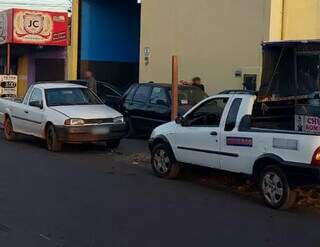 Oficina usa cal&ccedil;ada como estacionamento e moradores precisam andar na rua
