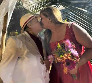 Casamento tem noiva de vermelho e outra vestida de Z&eacute; Pelintra