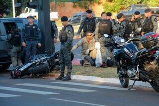 Acidente com policiais do Choque interdita cruzamento na Afonso Pena Acidente com policiais do Choque interdita cruzamento na Afonso Pena
