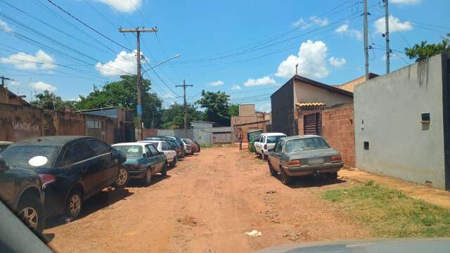 &quot;Empilhando carros&quot;: cal&ccedil;ada vira p&aacute;tio de oficina e atrapalha moradores