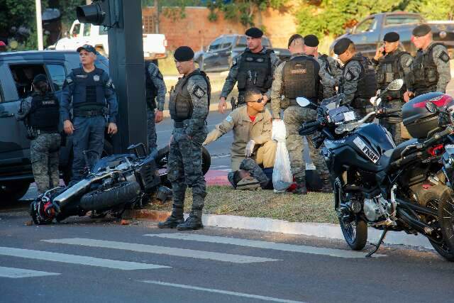 Acidente com policiais do Choque interdita cruzamento na Afonso Pena