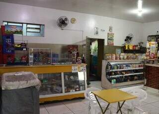 Tem um port&atilde;o na J&uacute;lio de Castilho que abre para um bar sem frescura