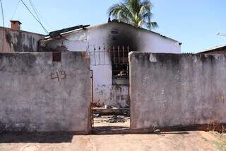 Incêndio destrói casa alugada por família no Jardim Colibri II Incêndio destrói casa alugada por família no Jardim Colibri II