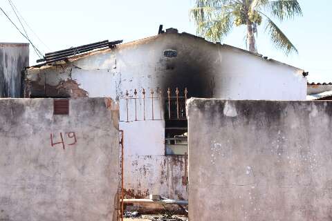 Inc&ecirc;ndio destr&oacute;i casa alugada por fam&iacute;lia no Jardim Colibri II 