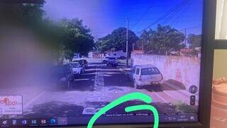 Carros parados h&aacute; mais de 1 ano na rua viram transtorno para moradores 