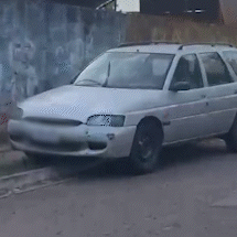 Carros parados h&aacute; mais de 1 ano na rua viram transtorno para moradores 
