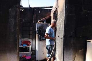 Inc&ecirc;ndio destr&oacute;i casa alugada por fam&iacute;lia no Jardim Colibri II 