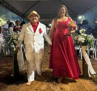 Casamento tem noiva de vermelho e outra vestida de Z&eacute; Pelintra
