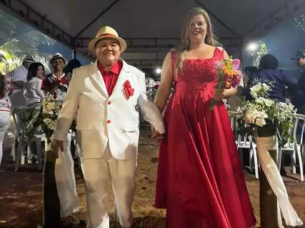 Casamento tem noiva de vermelho e outra vestida de Z&eacute; Pelintra