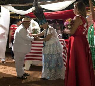 Casamento tem noiva de vermelho e outra vestida de Z&eacute; Pelintra