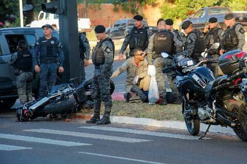 Acidente com policiais do Choque interdita cruzamento na Afonso Pena