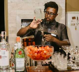 Bartender ensina como fazer drinks diferentes para o Dia da Tequila
