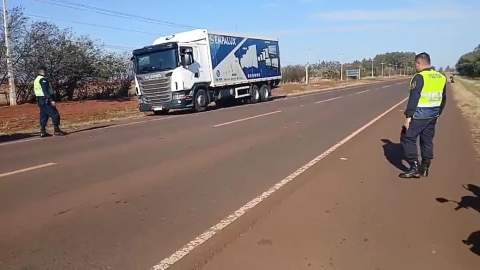 Motociclista morre ao colidir com caminh&atilde;o parado em rodovia