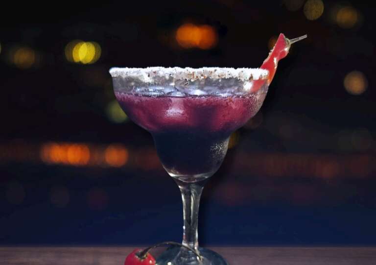 Bartender ensina como fazer drinks diferentes para o Dia da Tequila