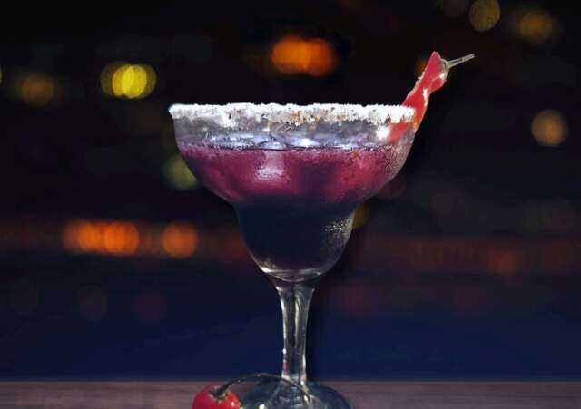 Bartender ensina como fazer drinks diferentes para o Dia da Tequila