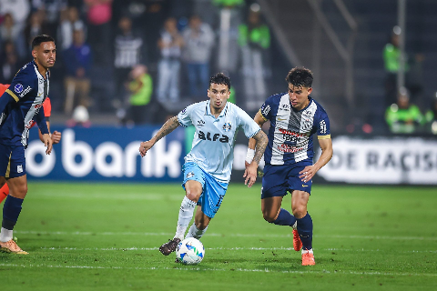 Gr&ecirc;mio leva gol nos acr&eacute;scimos e est&aacute; fora da Sul-Americana