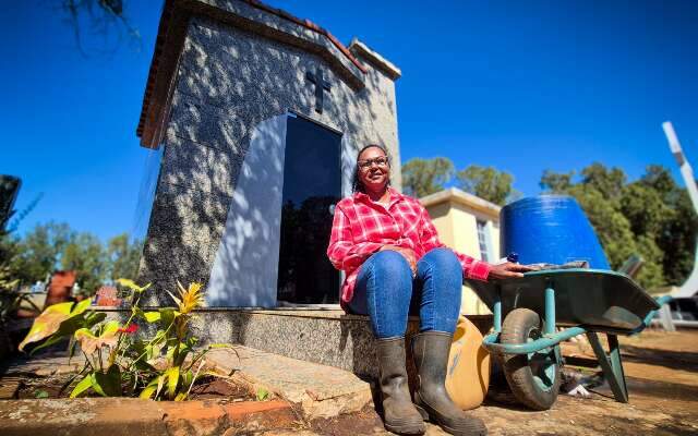 Cirlene limpa t&uacute;mulos h&aacute; 30 anos, of&iacute;cio que herdou do av&ocirc;
