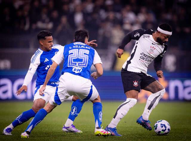 Cruzeiro mant&eacute;m lideran&ccedil;a do Brasileir&atilde;o ao empatar com Corinthians