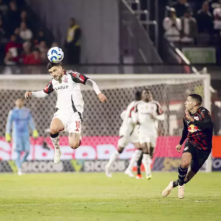 Flamengo vira no 2&ordm; tempo, vence Bragantino e encosta no l&iacute;der Cruzeiro