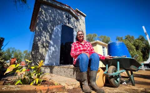 Cirlene limpa t&uacute;mulos h&aacute; 30 anos, of&iacute;cio que herdou do av&ocirc;