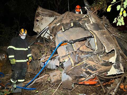 Caminhão fica totalmente destruído e motorista morre preso em ferragens