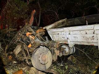 Caminh&atilde;o fica totalmente destru&iacute;do e motorista morre preso em ferragens