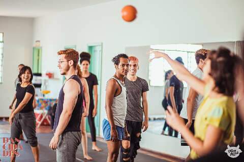 Oficinas de projeto ensinam artistas a criar cultura acess&iacute;vel a todos