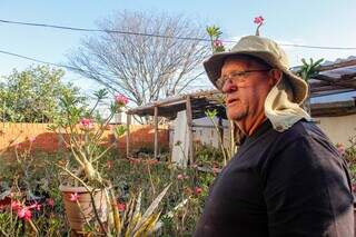 Valmir decidiu viver aposentadoria ao lado de 3 mil rosas-do-deserto
