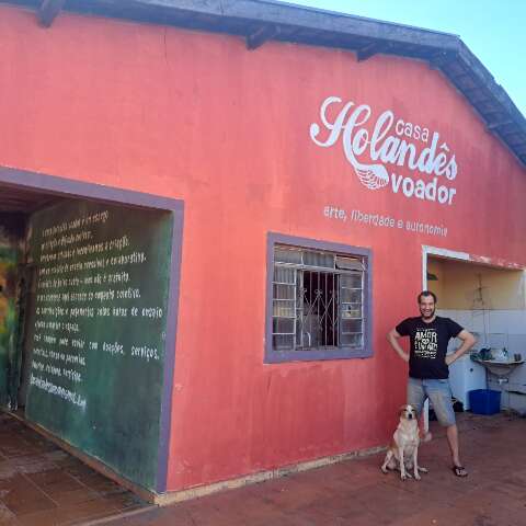 Holand&ecirc;s Voador muda para casa de inf&acirc;ncia e vira &ldquo;lar&rdquo; para arte autoral 
