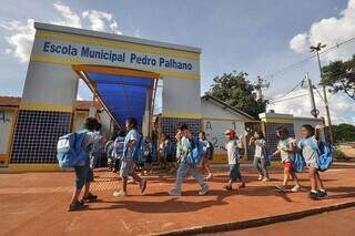 Prefeitura faz acordo para aumentar número de professores de apoio em Dourados Prefeitura faz acordo para aumentar número de professores de apoio em Dourados