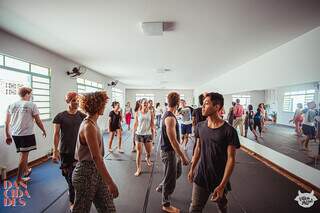 Oficinas de projeto ensinam artistas a criar cultura acessível a todos Oficinas de projeto ensinam artistas a criar cultura acessível a todos