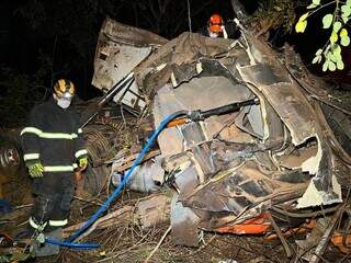 Caminh&atilde;o fica totalmente destru&iacute;do e motorista morre preso em ferragens