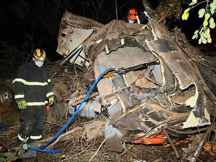 Caminh&atilde;o fica totalmente destru&iacute;do e motorista morre preso em ferragens