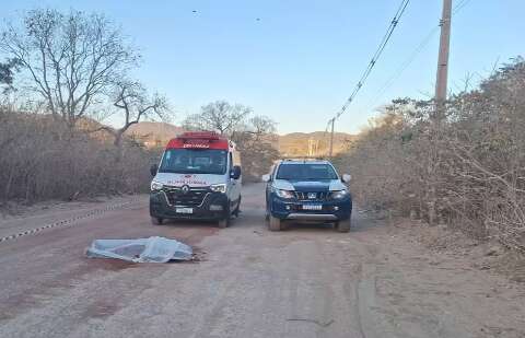 Homem &eacute; encontrado morto com sete facadas em estrada rural