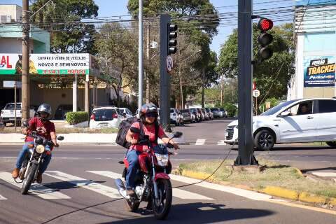 Fio ca&iacute;do h&aacute; dois dias preocupa motociclistas em cruzamento da Zahran